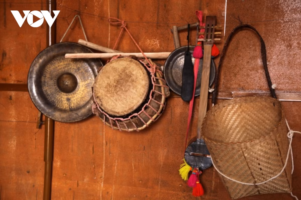 Nhạc cụ dân tộc và vật dụng sản xuất trong không gian văn hóa người Hà Nhì.