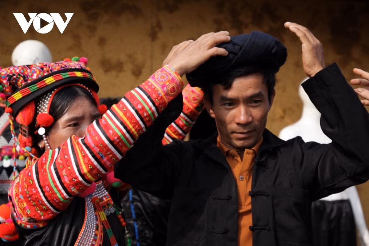 Phụ nữ Hà Nhì giúp chồng chuẩn bị trang phục đi trẩy hội.