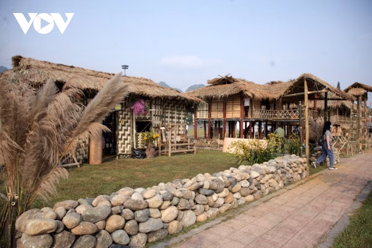 Không gian kiến trúc nhà truyền thống của các dân tộc Hà Nhì, Thái, Mảng, Dao, Giáy, Mông... nổi bật tại Quảng trường Nhân dân tỉnh Lai Châu. 