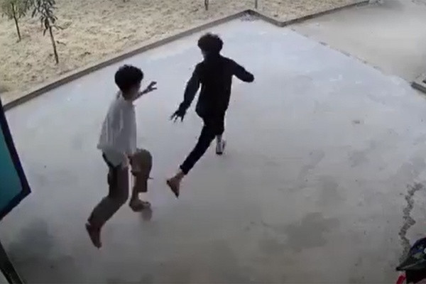  Đi đòi tiền giúp bạn, nam thanh niên bị 'con nợ' đâm tử vong: Trưa 11/3, Trương Trọng Tuấn (20 tuổi, ngụ tại xã Cổ Đạm, huyện Nghi Xuân) tìm gặp Nguyễn Văn Phong (17 tuổi, ngụ xã Xuân Liên) để đòi nợ 1 triệu đồng cho bạn mình, 2 bên xảy ra cự cãi, Tuấn dùng mũ bảo hiểm đánh vào người Phong. Bị đánh, Phong lập tức rút dao ra đe dọa, khi Tuấn bỏ chạy ra khỏi quán thì bị Phong đuổi theo đâm nạn nhân gục tại chỗ. (Ảnh minh hoạ)