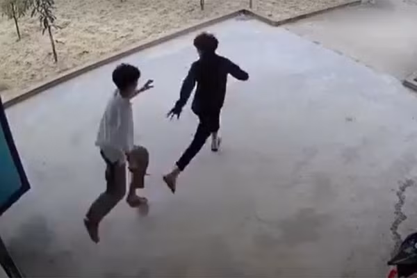  Đi đòi tiền giúp bạn, nam thanh niên bị 'con nợ' đâm tử vong: Trưa 11/3, Trương Trọng Tuấn (20 tuổi, ngụ tại xã Cổ Đạm, huyện Nghi Xuân) tìm gặp Nguyễn Văn Phong (17 tuổi, ngụ xã Xuân Liên) để đòi nợ 1 triệu đồng cho bạn mình, 2 bên xảy ra cự cãi, Tuấn dùng mũ bảo hiểm đánh vào người Phong. Bị đánh, Phong lập tức rút dao ra đe dọa, khi Tuấn bỏ chạy ra khỏi quán thì bị Phong đuổi theo đâm nạn nhân gục tại chỗ. (Ảnh minh hoạ)