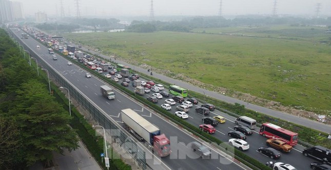 Phân tích nguyên nhân ùn tắc tại nút Pháp Vân thời gian qua, Trung tá Hà Văn Tuân, Đội trưởng Đội CSGT số 14, Phòng CSGT Hà Nội cho biết, ngoài lượng xe cá nhân đông, hiện toàn bộ xe tải, container muốn vào hoặc quá cảnh qua Hà Nội từ phía Nam đều phải đi qua nút Pháp Vân. 