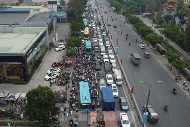 Khi nút Pháp Vân ùn tắc, sẽ kéo theo các tuyến đường dẫn đến nút giao này như cao tốc Pháp Vân - Cầu Giẽ, đường Vành đai 3 trên cao và dưới thấp, Quốc lộ 1 hướng Văn Điển... đều ùn tắc nghiêm trọng theo. 