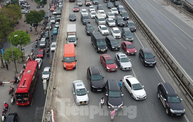 Do phương tiện lưu thông tại nút giao cả đường bên trên và bên dưới tại nút Pháp Vân theo hình thức "xếp gạch" nên không tránh được va chạm, tai nạn.