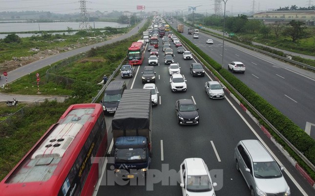 Cao tốc Pháp Vân - Cầu Giẽ về Hà Nội ùn tắc hàng km trong đợt nghỉ lễ Giỗ Tổ vừa qua do nút Pháp Vân và đoạn đường dẫn lên đường Vành đai 3 trên cao ùn tắc.