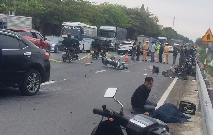  Tai nạn liên hoàn giữa ô tô với 3 xe máy ở Thái Bình: Sáng ngày 28/3/2022, tại Km 79+500, quốc lộ 10, TP Thái Bình đã xảy ra vụ tai nạn giao thông giữa xe ô tô do ông Đỗ Trung Kiên (SN 1969), điều khiển điều khiển bất ngờ tông vào 3 xe máy đi chiều ngược lại. Vụ tai nạn khiến 1 người tử vong tại chỗ và 1 người bị thương nặng. (Ảnh: Người Lao Động)