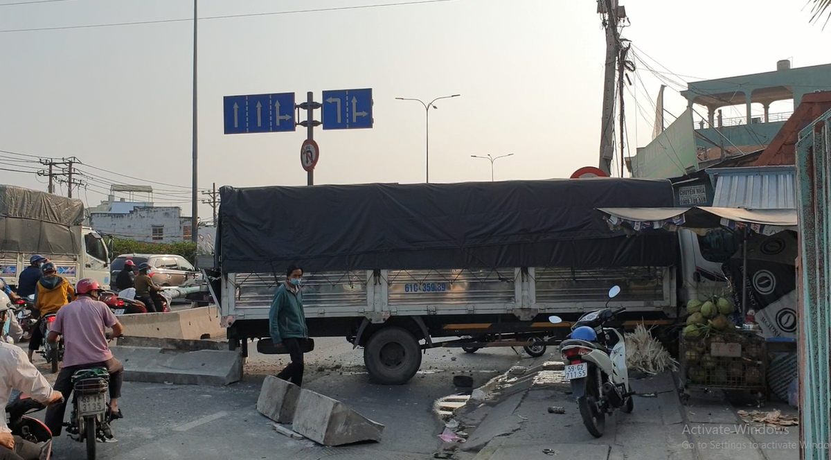  Tai nạn liên hoàn trên QL1, xe tải lao vào nhà dân: Chiều ngày 18/3/2022, xảy ra tai nạn liên hoàn trên QL1 đoạn qua P.Tân Thới Hiệp. Xe tải đông lạnh do tài xế Hoàng Văn Trung (30 tuổi) điều khiển khi đến cách điểm giao nhau thì xảy ra va chạm với ô tô 7 chỗ BS 51H-303.88 lưu thông cùng chiều phía trước. Sau đó tiếp tục va chạm với xe tải BS 61C-359.89 khiến xe này mất lái, tông văng dải phân cách bê tông, lao vào nhà dân ven đường. Vụ tai nạn không gây thương vong về người nhưng cả 3 xe đều hư hỏng nặng. (Ảnh: Thanh Niên) 