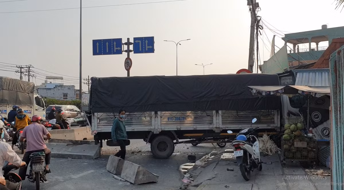  Tai nạn liên hoàn trên QL1, xe tải lao vào nhà dân: Chiều ngày 18/3/2022, xảy ra tai nạn liên hoàn trên QL1 đoạn qua P.Tân Thới Hiệp. Xe tải đông lạnh do tài xế Hoàng Văn Trung (30 tuổi) điều khiển khi đến cách điểm giao nhau thì xảy ra va chạm với ô tô 7 chỗ BS 51H-303.88 lưu thông cùng chiều phía trước. Sau đó tiếp tục va chạm với xe tải BS 61C-359.89 khiến xe này mất lái, tông văng dải phân cách bê tông, lao vào nhà dân ven đường. Vụ tai nạn không gây thương vong về người nhưng cả 3 xe đều hư hỏng nặng. (Ảnh: Thanh Niên) 