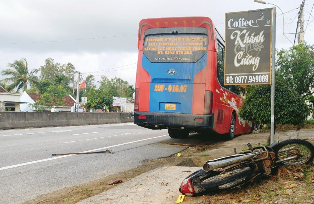  Tai nạn liên hoàn, 1 nhân viên đường sắt tử vong: Sáng ngày 8/3/2022, trên quốc lộ 1A, đoạn qua xã Phổ Cường (Quảng Ngãi) xảy ra vụ tai nạn giao thông liên hoàn giữa 2 xe khách và mô tô. Trong lúc vượt nhau, xe khách đã va chạm ô tô. Cú va chạm làm 2 xe mất lái, xe khách tông và ông N.Đ.V. (ở TX.Hoài Nhơn, Bình Định), là nhân viên đường sắt đang điều khiển xe máy đi cùng chiều. Hậu quả, ông N.Đ.V. tử vong tại chỗ. (Ảnh: Thanh Niên) 