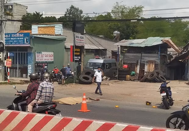  Tai nạn liên hoàn khiến gia đình 3 người thương vong ở Bình Dương: Vụ tai nạn xảy ra vào sáng ngày 26/3/2022 trên đường ĐT741, tỉnh Bình Dương. Thời điểm trên, xe máy do người đàn ông điều khiển chở theo vợ và con đã xảy ra va chạm với xe tải cùng chiều rồi văng vào 1 xe đạp khác. Vụ tai nạn liên hoàn khiến người vợ bị xe tải cán tử vong tại chỗ, chồng và con bị thương nặng phải nhập viện cấp cứu ngay sau đó. Riêng người đàn ông đi xe đạp may mắn chỉ bị xây xát ngoài da. (Ảnh: Tiền Phong)