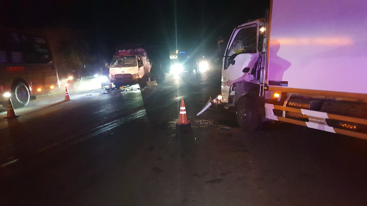  Tai nạn liên hoàn giữa 2 xe tải và người đi bộ: Vụ tai nạn giao thông liên hoàn xảy ra trên Quốc lộ 14 (đoạn qua ấp 2, Bình Phước ) vào khuya 8/4/2022. Tài xế Ngô Tấn Tài (32 tuổi) điều khiển xe tải đông lạnh thì bất ngờ xảy ra va chạm với ông Nguyễn Bá Giới (39 tuổi) đang đi bộ từ bên trái xe tải qua đường. Sau đó, xe tải đông lạnh tiếp tục va chạm trực diện xe tải do nam tài xế tên Cường (30 tuổi) điều khiển, đang lưu thông theo chiều ngược lại. Vụ tai nạn khiến ông Giới bị tông kẹt giữa 2 xe tải, tử vong sau đó và tài xế Tài bị thương nặng, 2 xe tải đều hư hỏng phần đầu. (Ảnh: Thanh Niên)