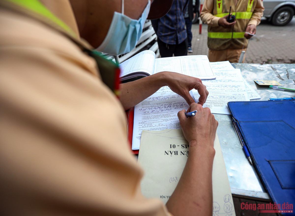 CSGT lập biên bản xử lý các trường hợp vi phạm.