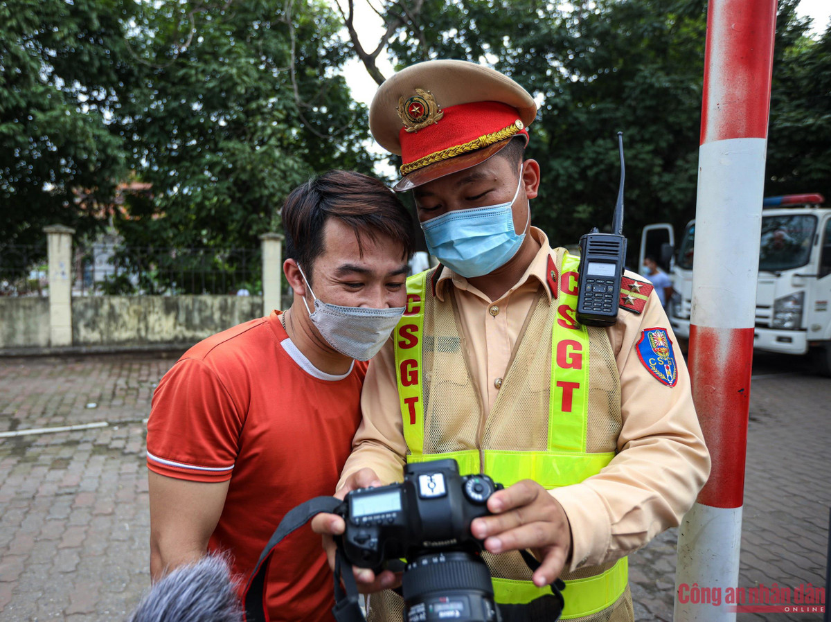 “Sau khi xem video hình ảnh vi phạm, tôi “tâm phục khẩu phục”, hứa sẽ rút kinh nghiệm lần sau và tuân thủ quy định để đảm bảo an toàn, tránh ùn tắc giao thông” – tài xế C. chia sẻ. 