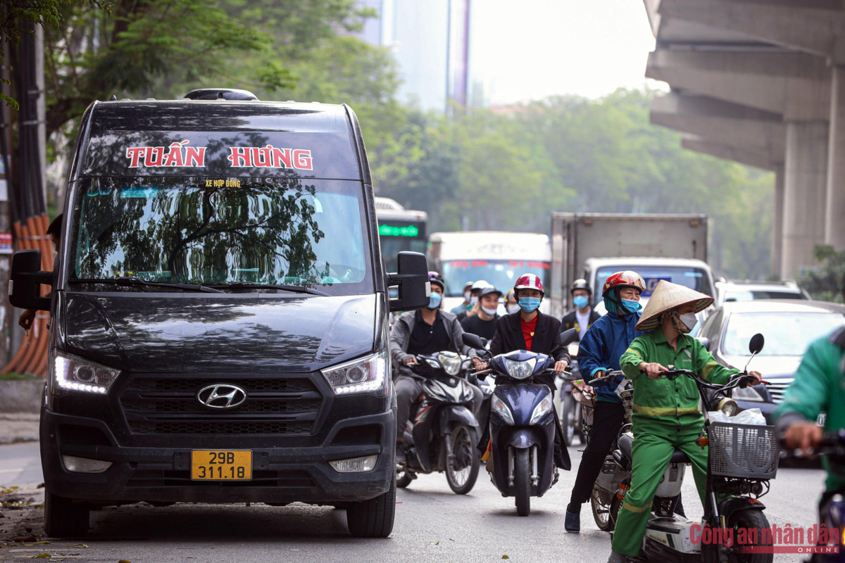 Mọi dữ liệu vi phạm từ các tổ công tác bí mật sau đó được báo về chốt kiểm tra công khai của Đội CSGT số 6 để cảnh sát tiến hành dừng phương tiện và xử lý hành vi vi phạm.