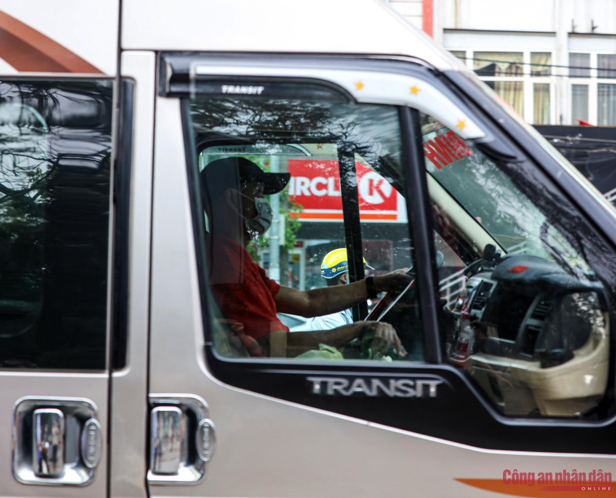 Các tài xế xe vi phạm hoàn toàn không biết việc đã bị CSGT ghi hình nên vẫn vô tư “bẻ tuyến”, gây rối loạn giao thông.