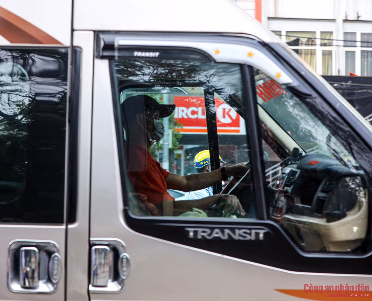 Các tài xế xe vi phạm hoàn toàn không biết việc đã bị CSGT ghi hình nên vẫn vô tư “bẻ tuyến”, gây rối loạn giao thông.