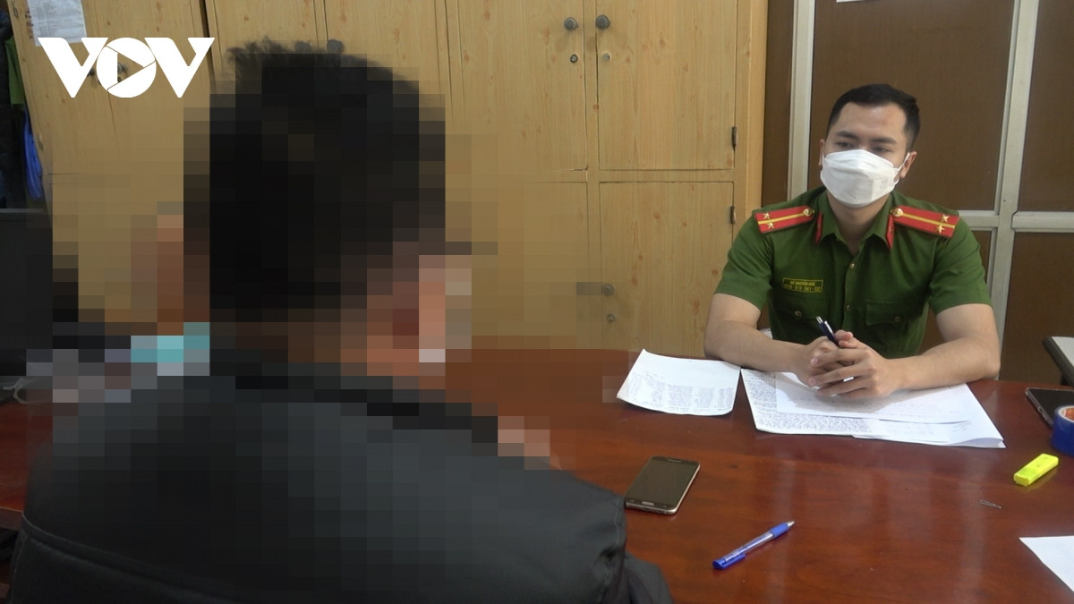  Mất hơn 1,5 tỉ đồng sau khi nhận cuộc điện thoại lạ: Ngày 24/3, Công an tỉnh Cao Bằng vừa tiếp nhận, giải quyết đơn trình báo của ông L.Y.N. (SN 1960, thường trú huyện Hòa An, tỉnh Cao Bằng), về việc ông và gia đình nhận được cuộc điện thoại từ dãy số lạ của một người đàn ông nhận mình là cán bộ Công an TP. Đà Nẵng lừa đảo số tiền hơn 1,5 tỷ đồng. (Ảnh: VOV).