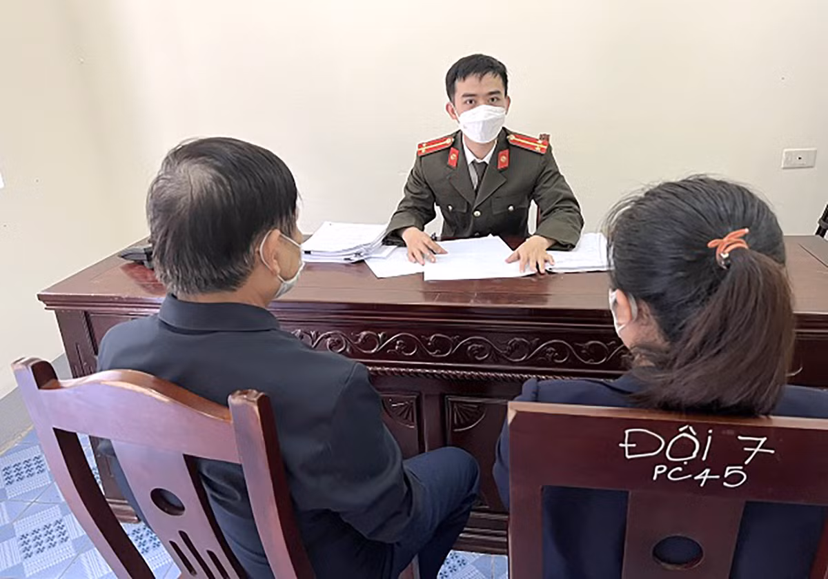  500 triệu trong tài khoản “bốc hơi” sau cuộc điện thoại kéo dài 6 giờ: Đầu tháng 1/2022, ông T.Đ.T. (trú TP Vinh) trình báo việc bị các đối tượng lừa lấy số tiền 500 triệu đồng từ sổ tiết kiệm. Ông T. cho biết, một đầu số lạ gọi điện, gửi lệnh bắt tạm giam, yêu cầu hợp tác điều tra và phải nghe điện thoại liên tục trong 6 giờ. Sau khi làm theo đúng yêu cầu thì phát hiện bị rút hết sạch tiền trong tài khoản. (Ảnh: VOV).