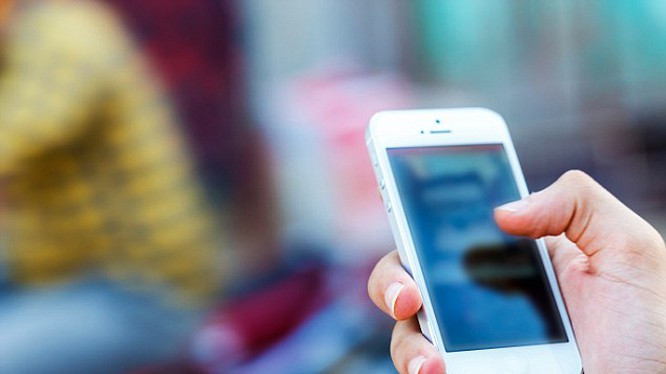  Cụ bà ở Hà Nội bị chiếm đoạt toàn bộ tiền tiết kiệm sau cuộc gọi điện thoại: Ngày 1/11/2021, Công an phường Ngọc Lâm, quận Long Biên nhận được đơn trình báo của bà L. về việc bị lừa đảo chiếm đoạt số tiền 310 triệu đồng. Đối tượng tự xưng là công an và yêu cầu bà phải chuyển tiền để kiểm tra xem có nợ ngân hàng không, khi điều tra làm rõ sẽ trả lại tiền cho bà. (Ảnh minh hoạ).