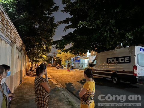 Tin sang 18/4: Chay lon cua hang ao cuoi o TP.HCM-Hinh-2