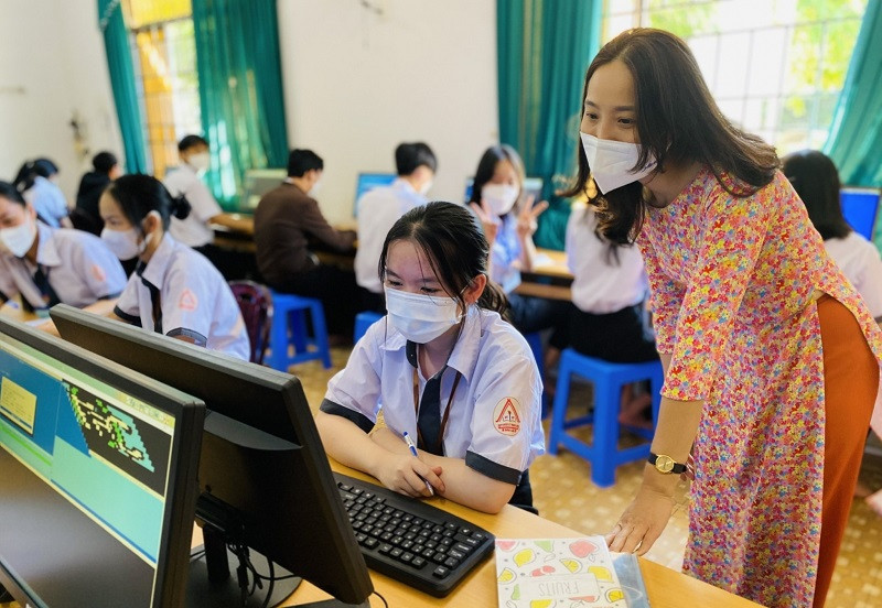 Tin sang 17/4: Nguoi phu nu om thi the 2 cha con khoc ngat o Binh Duong-Hinh-9