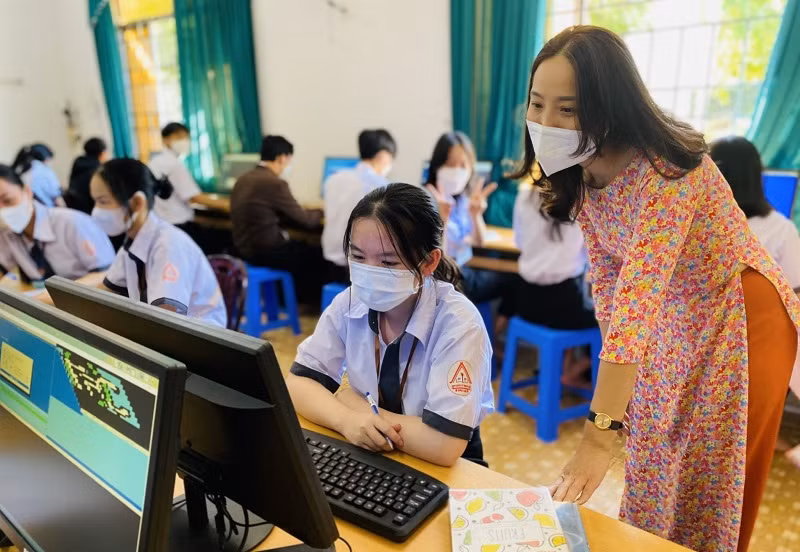 Tin sang 17/4: Nguoi phu nu om thi the 2 cha con khoc ngat o Binh Duong-Hinh-9