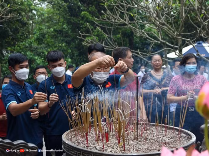 Tin sang 17/4: Nguoi phu nu om thi the 2 cha con khoc ngat o Binh Duong-Hinh-12