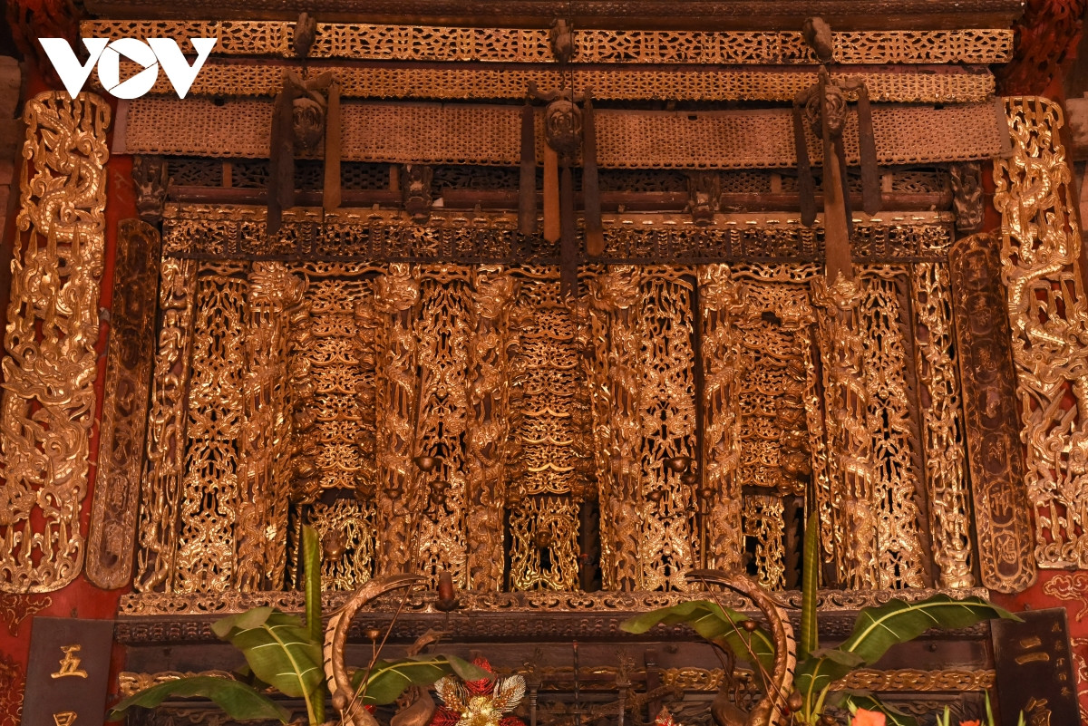 Theo đó mỗi tầng trang trí các chủ đề khác nhau, phân ra các tầng, mảng riêng nhưng cả 5 tầng lại có mối liên kết hài hòa, uyển chuyển, mang vẻ đẹp nhân sinh, đề cao cuộc sống con người lao động và tinh thần dân chủ cũng như khát vọng phồn thực, mong muốn sự sinh sôi nảy nở của con người trong cuộc sống.