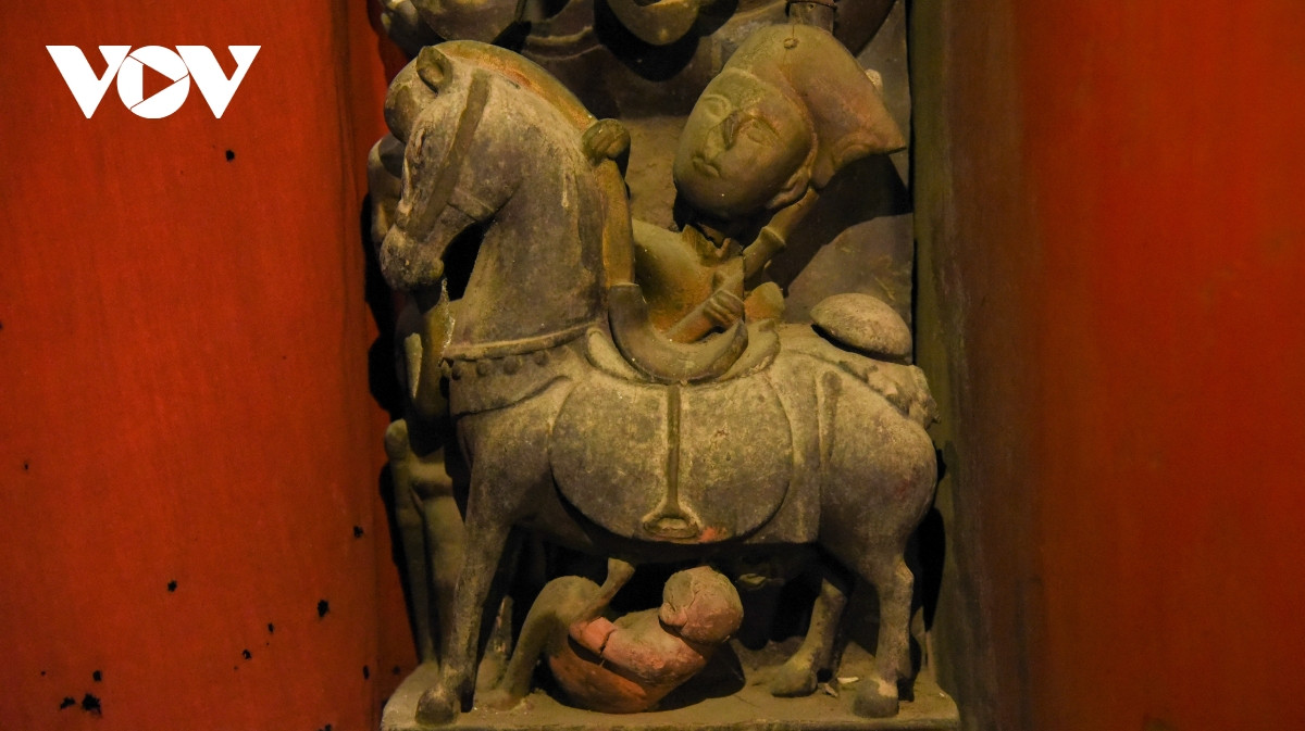 Một bên là voi và người quản tượng, một bên là hình ảnh ngựa người, người ngựa.