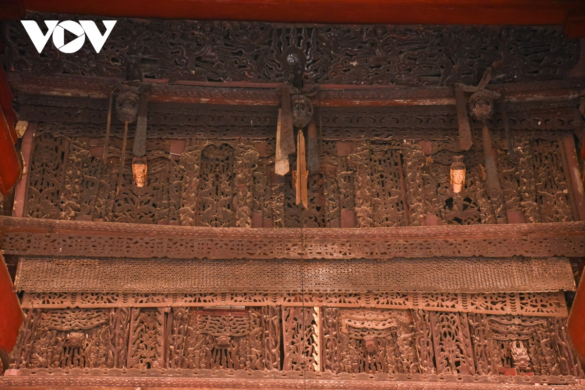 Lớp trên cùng áp mái có trạm hình mặt trời, mây vờn. Phần kế tiếp được trang trí tinh tế với điểm nhấn là bốn bức tượng cô tiên vén mây nhìn xuống.