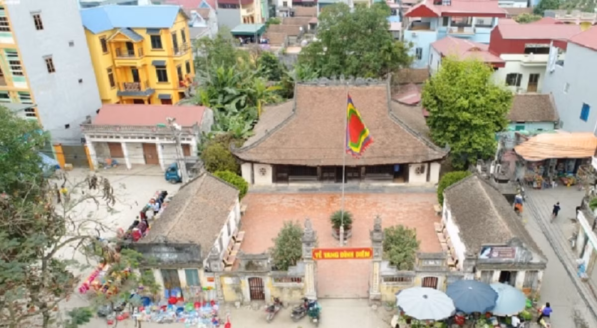 Nằm trong quần thể danh thắng cổ kính, thâm nghiêm của một ngôi làng cổ bên bờ sông Như Nguyệt thuộc đất Thủy tổ Quan họ, di tích kiến trúc nghệ thuật quốc gia đình Diềm cùng với những cổ vật, bảo vật giàu giá trị đã hội tụ, kết tinh vẻ đẹp văn hóa đặc trưng của miền đất nghìn năm văn hiến Bắc Ninh - Kinh Bắc và là một trong những kho báu di sản văn hóa tinh thần quý giá của quê hương, dân tộc.