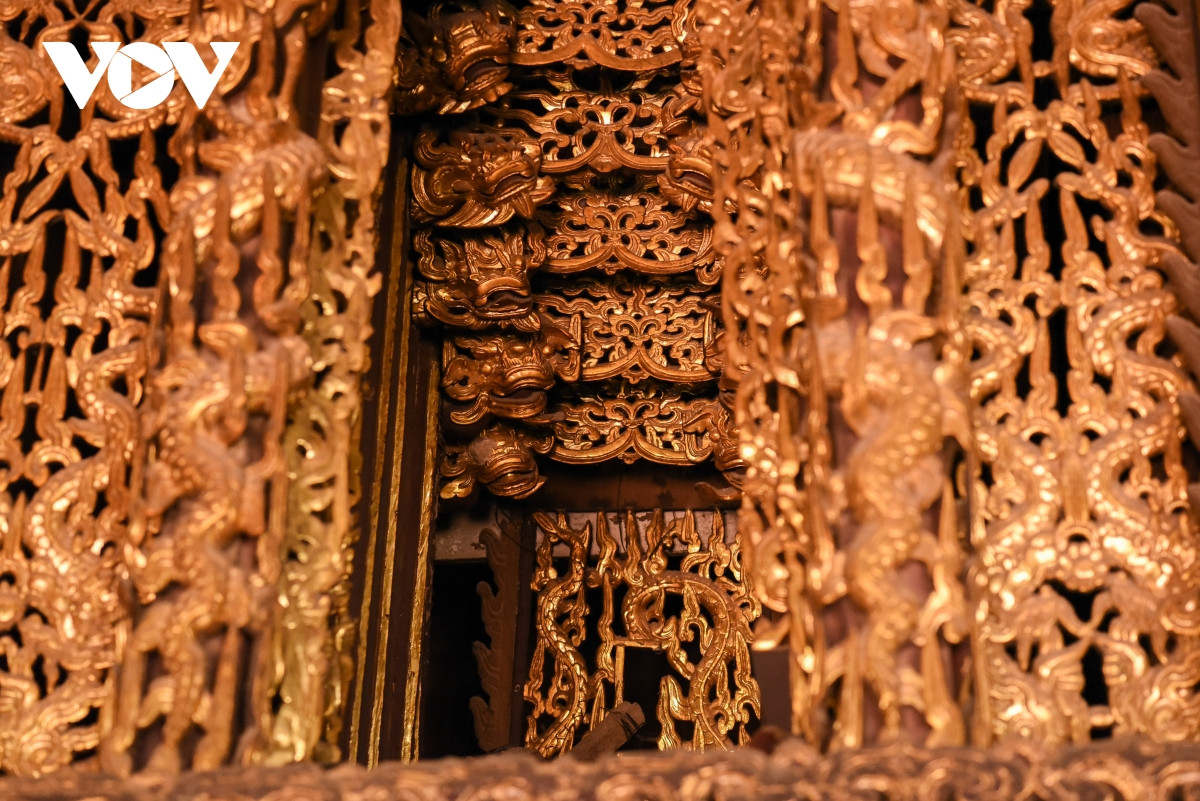 Lớp chạm trổ ở trung tâm bức cửa võng đều được khắc tinh xảo với các hình tượng đối xứng nhau,thể hiện tay nghề của nghệ nhân điêu khắc xứ Kinh Bắc bấy giờ.