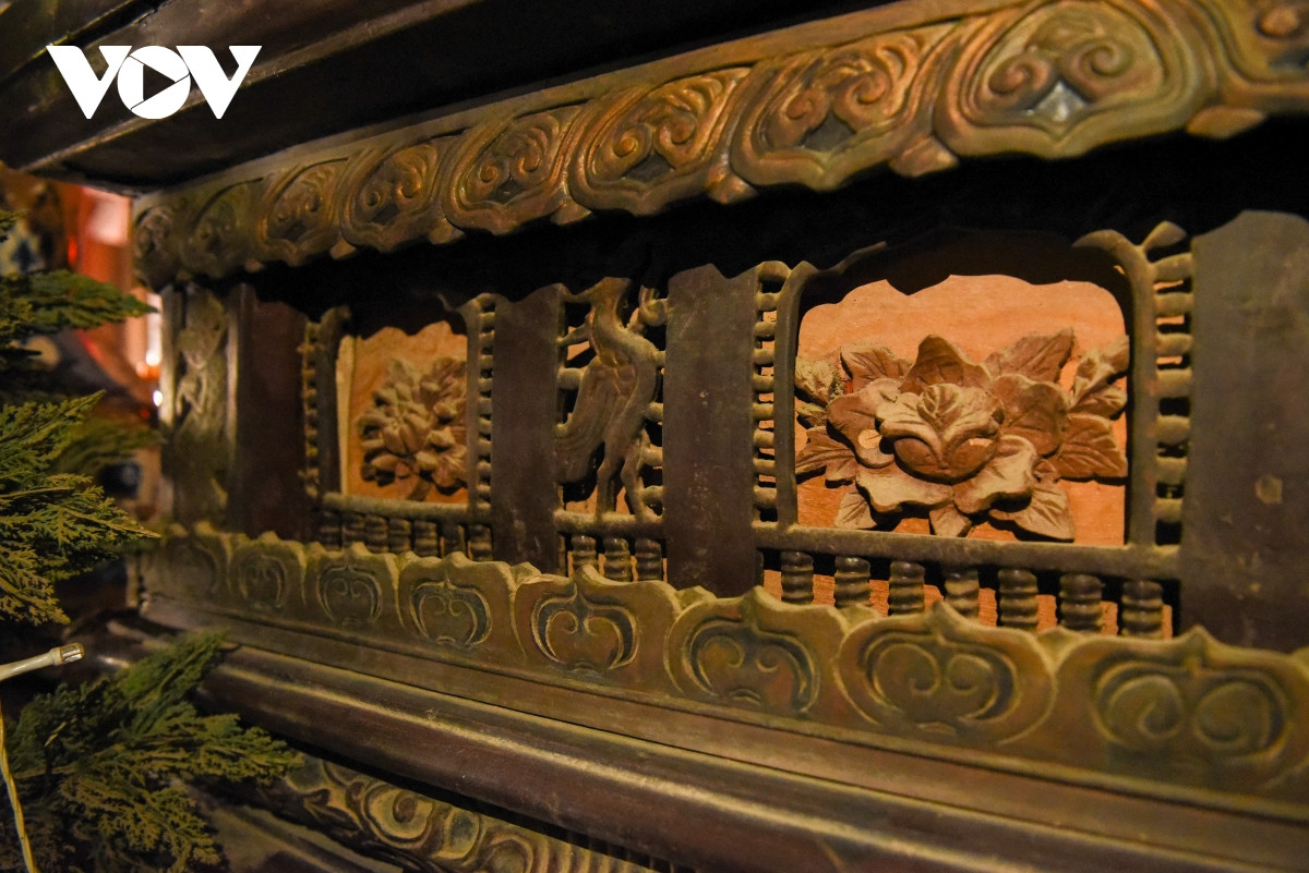 Dưới ban thờ đình làng Diềm được chạm khắc hết sức công phu, sống động, tạo nên một tác phẩm nghệ thuật hoành tráng nhưng vô cùng tinh tế.