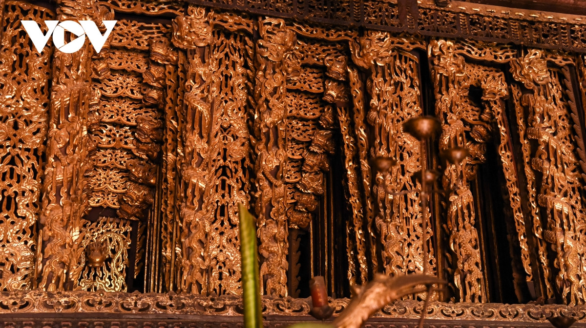 Ông Nguyễn Kim Vệt, Thủ từ đình Diềm cho biết: "Vẻ đẹp của đình Diềm chính là bức Cửa võng “độc nhất vô nhị”. Bức Cửa võng này chạy dài suốt từ thượng lương ở trên độ cao 7m xuống tận nền đình, gồm bốn tầng lớn xếp theo bậc thấp dần cho đến giáp hao cột cái bên trong. Tầng nào cũng được chạm khắc tinh tế với nhiều hình khối nghệ thuật, biểu tượng tứ linh (long, ly, quy, phụng) và những đề tài đậm chất nghệ thuật”. 