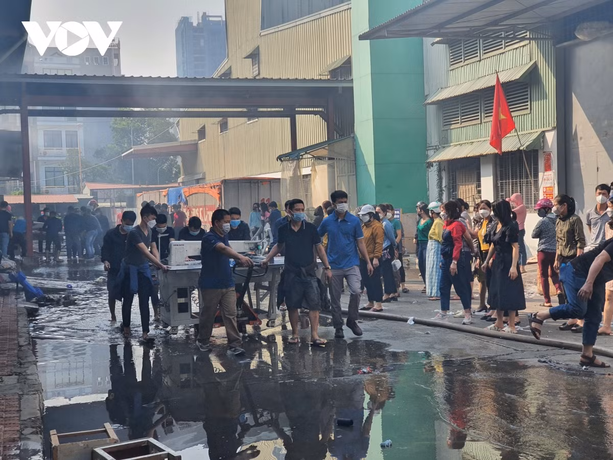 Bên cạnh việc tích cực dập lửa, công nhân cùng lực lượng chức năng cũng khẩn trương di chuyển máy móc khỏi đám cháy.