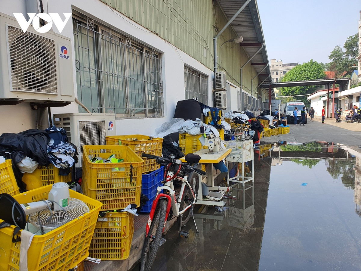 Nhiều nguyên vật liệu cũng kịp thời được đưa ra ngoài kho.