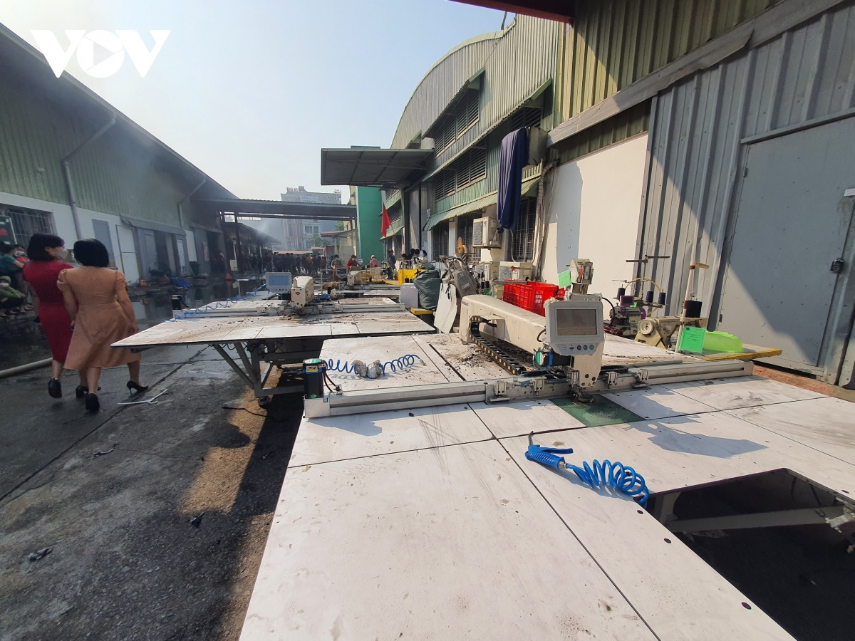 Nhiều máy móc đã được chuyển ra ngoài an toàn.