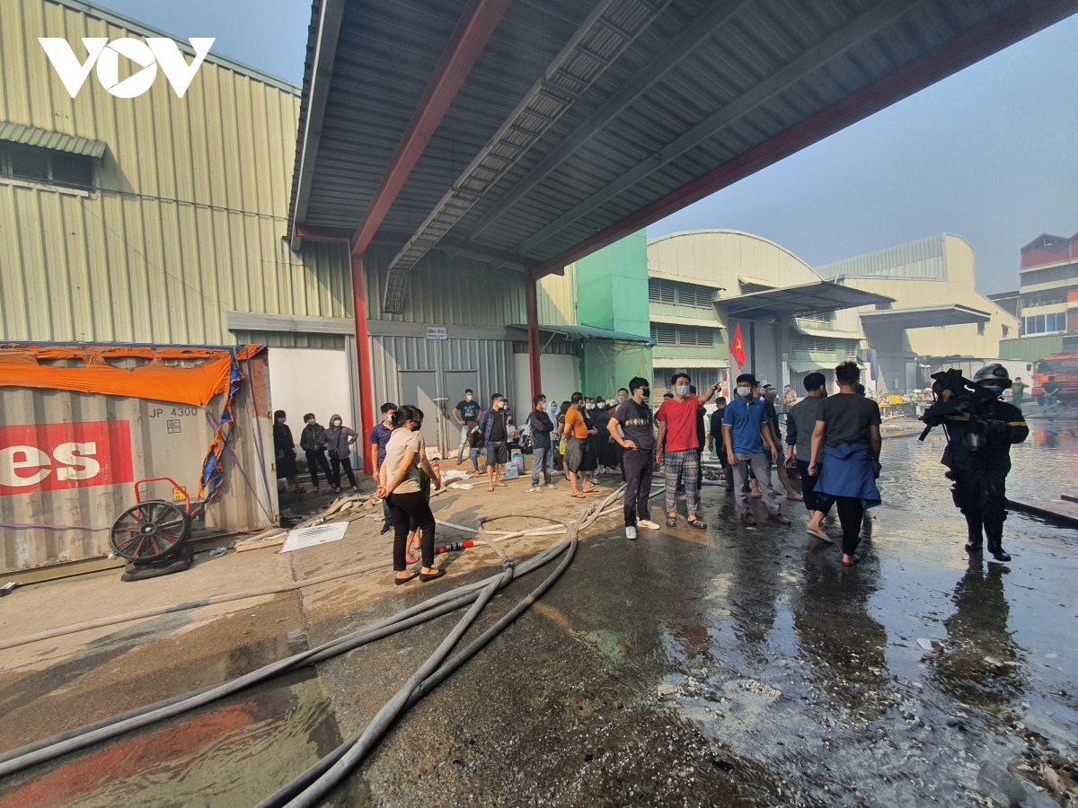 Rất đông công nhân, người dân hiếu kỳ tập trung tại hiện trường vụ cháy.
