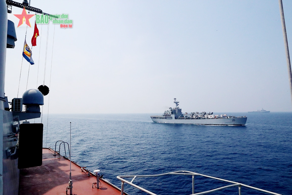 Xem chiến hạm Việt Nam diễn tập trên biển cùng hải quân các nước - Hình 12 Xem chien ham Viet Nam dien tap tren bien cung hai quan cac nuoc-Hinh-12
