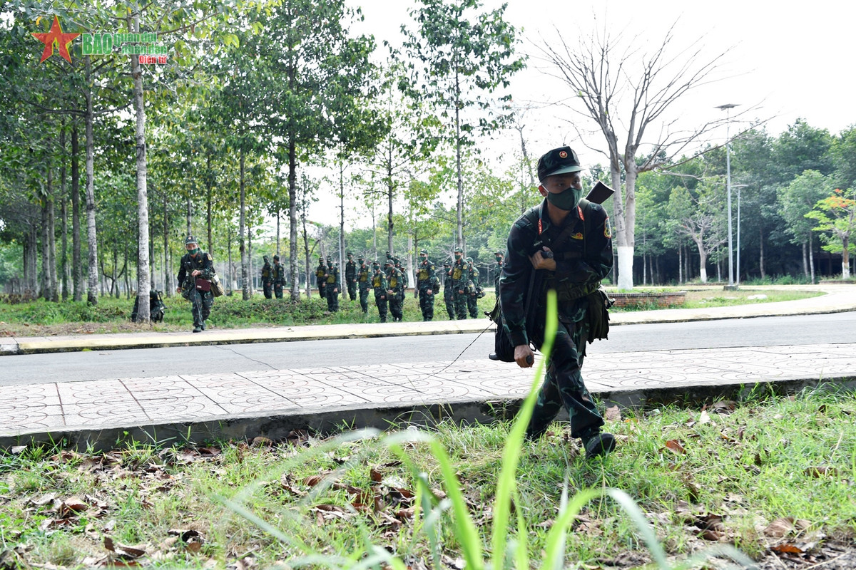 Can canh bo doi thong tin huan luyen, tac chien tren moi dia hinh-Hinh-11