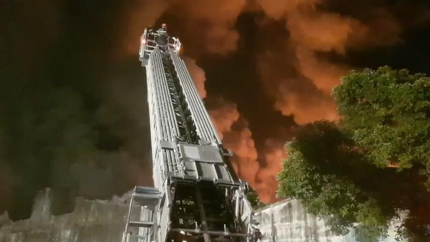 Nhận được tin báo, Phòng Cảnh sát Phòng cháy chữa cháy và cứu nạn cứu hộ - Công an TP.HCM đã huy động 29 xe chuyên dụng và hơn 150 cán bộ, chiến sĩ của nhiều đơn vị Phòng cháy chữa cháy đến hiện trường để dập lửa. (Ảnh: CLO)