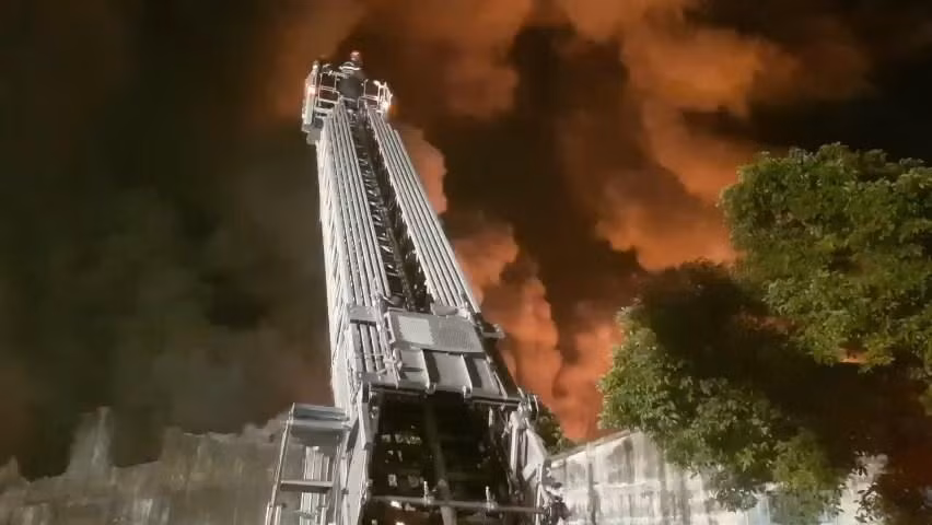 Nhận được tin báo, Phòng Cảnh sát Phòng cháy chữa cháy và cứu nạn cứu hộ - Công an TP.HCM đã huy động 29 xe chuyên dụng và hơn 150 cán bộ, chiến sĩ của nhiều đơn vị Phòng cháy chữa cháy đến hiện trường để dập lửa. (Ảnh: CLO)