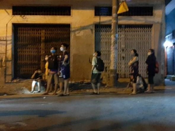 Theo sinh viên và những người dân tại khu vực kể lại thì khi đang ngủ thì ngửi thấy mùi khét, tiếp đó là điện bị cúp và một tiếng nổ lớn. Một số sinh viên chạy ra ngoài thì thấy cột khói cao hơn 30m, lửa bốc lên ngùn ngụt tại kho hàng cạnh ký túc xá nên hô hoán. (Ảnh: CLO)