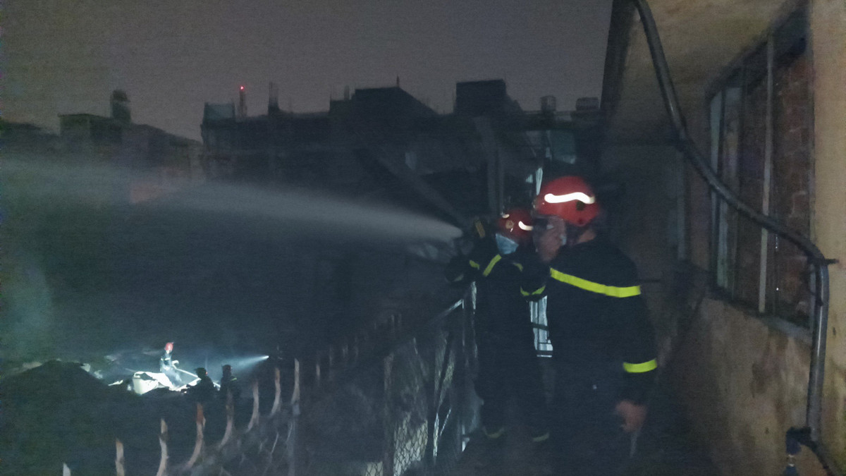 Vụ cháy không gây thiệt hại về người nhưng toàn bộ kho chứa hàng, tài sản bị thiêu rụi. Cảnh sát đã ngăn chặn không để cháy lan sang nhà dân cùng KTX trường ĐH Sư phạm TP.HCM. (Ảnh: CAO)