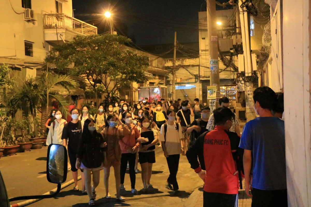 Ngọn lửa lan nhanh, bốc cháy dữ dội, khói đen tràn vào khu ký túc xá khiến hàng trăm sinh viên hoảng loạn bỏ chạy ra ngoài. (Thanh Niên)