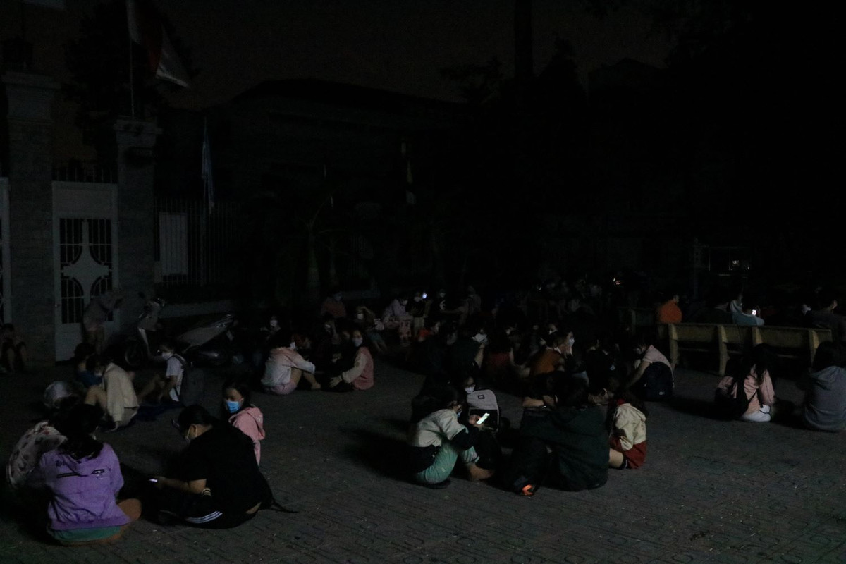 Tại đây nhiều SV phải nằm la liệt dưới sân nhà thờ vì mệt mỏi, một số lại mang máy tính ngồi giữa sân để kịp nộp bài cho hôm sau. (Ảnh: Thanh Niên) 