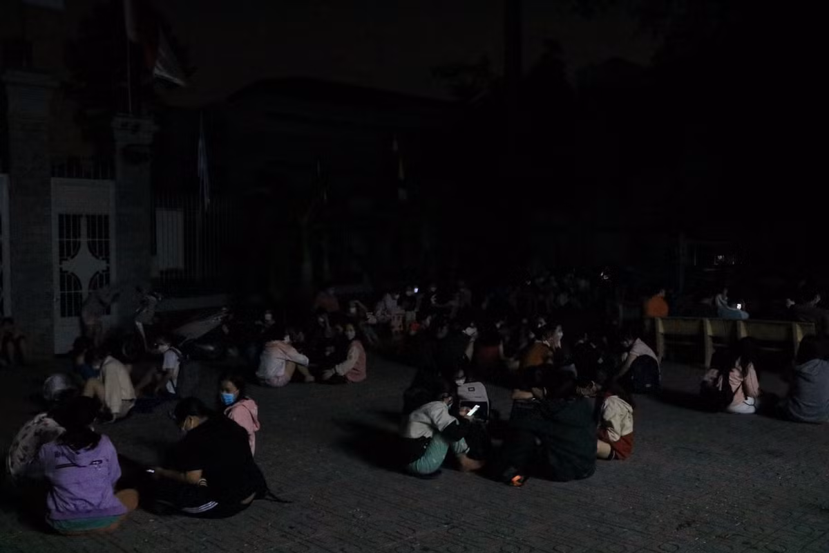 Tại đây nhiều SV phải nằm la liệt dưới sân nhà thờ vì mệt mỏi, một số lại mang máy tính ngồi giữa sân để kịp nộp bài cho hôm sau. (Ảnh: Thanh Niên) 