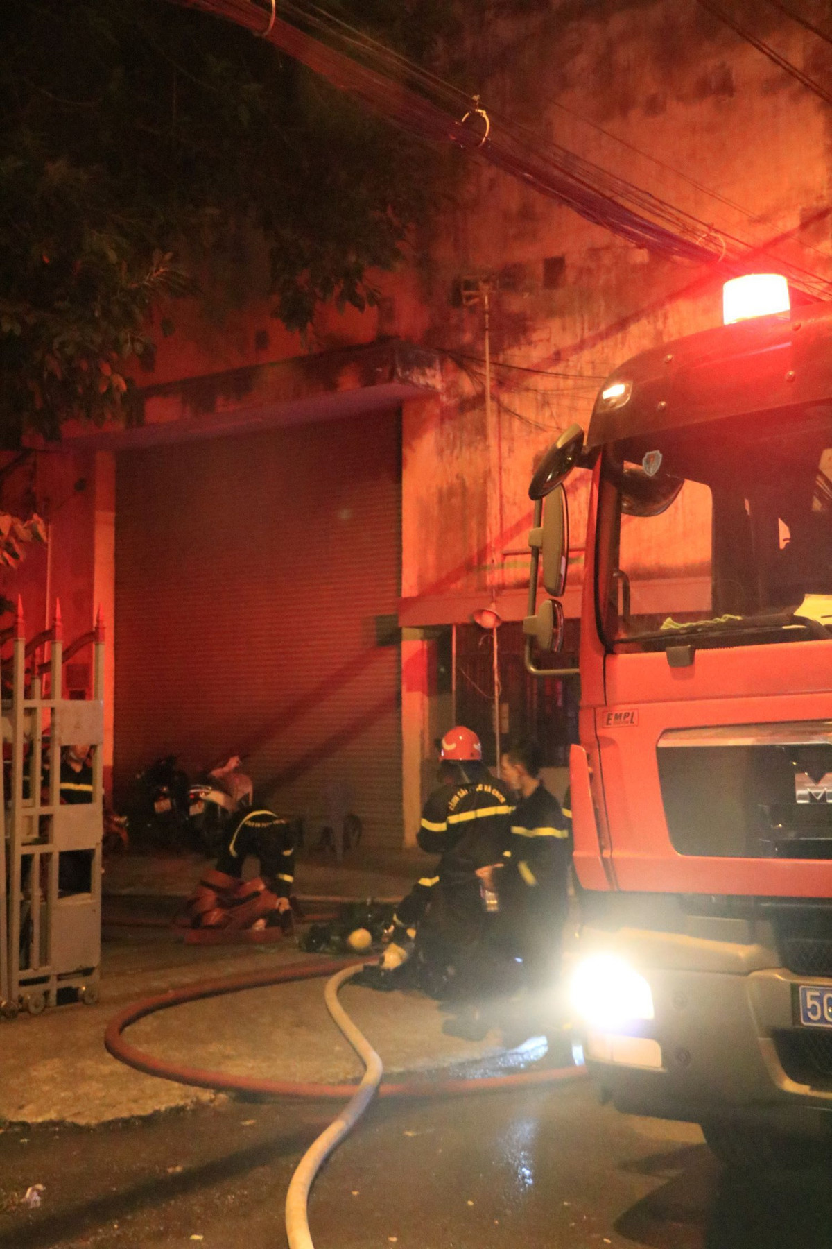 Đến gần 3h30 sáng cùng ngày, đám cháy đã được khống chế. (Ảnh: Thanh Niên)