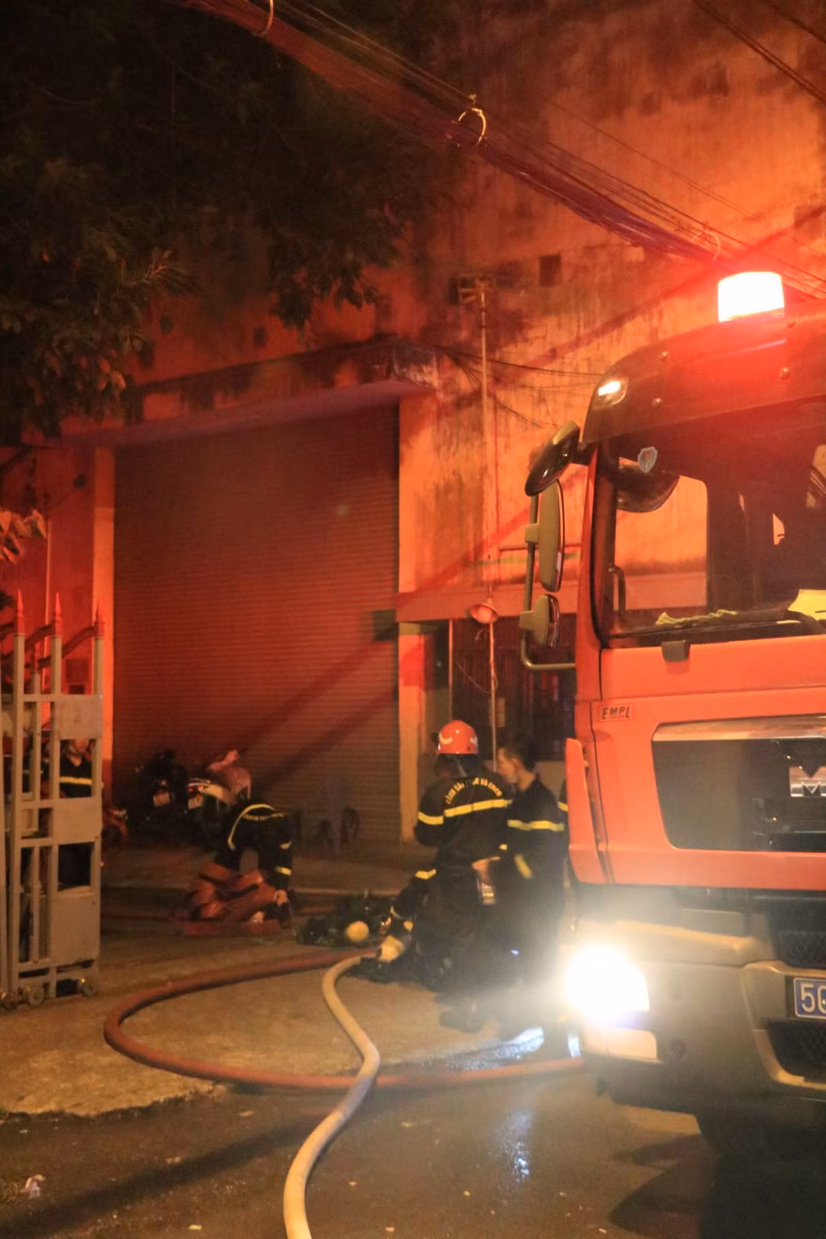 Đến gần 3h30 sáng cùng ngày, đám cháy đã được khống chế. (Ảnh: Thanh Niên)