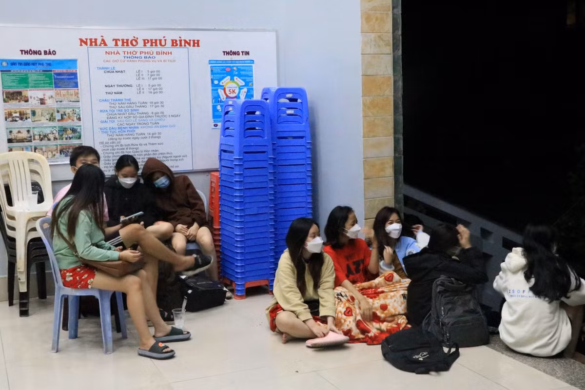 BQL KTX Trường ĐH Sư phạm TP.HCM đã sơ tán hàng ngàn sinh viên đang nội trú tại đây. Các sinh viên được sơ tán đến sân nhà thờ giáo xứ Phú Bình (423 Lạc Long Quân, P.5, Q.11). (Ảnh: Thanh Niên)